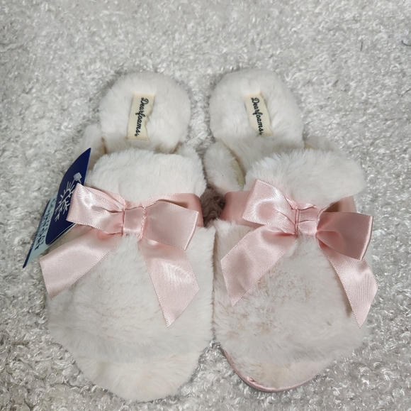 New Dearfoam Pink and White Fluffy Slippers with Satin Bows Womens Size 7 To 8 - Picture 1 of 4